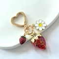 Porte-clés fraise créatif avec marguerite blanche et fermoir cœur doré pour sacs - Fraise Rouge Transparente Grande Anneau Cœur