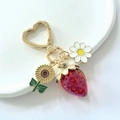 Porte-clés fraise créatif avec breloques de tournesol et marguerite sur anneau en cœur - Fraise Rouge Translucide Tournesol Anneau Cœur