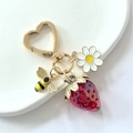 Porte-clés fraise créatif avec abeille et marguerite sur fermoir cœur doré élégant - Fraise Rouge Foncé Transparente Abeille Anneau Cœur