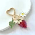 Porte-clés cœur mignon avec pendentifs cactus, marguerite et fraise en résine rouge - Fraise Rouge Cactus Anneau Cœur