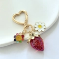 Porte-clés avec breloques fraise et marguerite et fermoir doré en forme de cœur - Fraise Rouge Fleur Arc-En-Ciel Anneau Cœur
