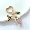 Porte-clés cœur doré avec abeille, fraise violette translucide et charm feuille verte - Fraise Violette Transparente Abeille Anneau Cœur
