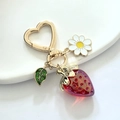 Porte-clés fraise rouge avec fleur de marguerite et feuille sur fermoir cœur doré - Fraise Rouge Marguerite Feuille Anneau Cœur