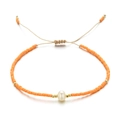 Pulsera ajustable Miyuki de cuentas naranja y oro con una perla de gota blanca - Estilo de Perlas y Cuentas Naranja Esmerilado (QQ355) / Naranja Esmerilado (QQ355)