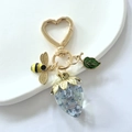Porte-clés cœur doré avec fraise en cristal bleu, abeille et charme de feuille verte - Fraise Cristal Bleu Abeille Anneau Cœur