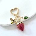 Porte-clés fraise avec charms abeille et feuille sur fermoir doré en forme de cœur - Fraise Rouge Translucide Abeille Feuille Anneau Cœur
