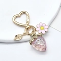 Porte-clés fraise rose holographique avec clip cœur, fleur émaillée et breloque feuille - Fraise Aurore Rose Clair Feuille Anneau Cœur