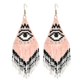 Detailopname van handgemaakte Miyuki kralenoorbellen met evil eye patroon en franjes - Roze en Zwart (QQ207)