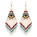 Détail de boucles d'oreilles bohèmes oeil maléfique avec franges en perles Miyuki - Ton Blanc et Rouge (QQ210)