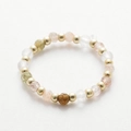 Dettaglio anello artigianale con perline dorate e perle d'acqua dolce naturali - Stile Perla Principale Sfaccettata Ambra (SL1287)
