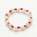 Dettaglio dell'anello fatto a mano con perle d'acqua dolce e perline rosse e dorate - Stile Perla con Perlina a Tubo Rossa (SL1296)