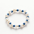 Dettaglio di un anello fatto a mano con perle d'acqua dolce bianche e perline blu a tubo - Stile Perla con Perlina a Tubo Blu (SL1297)