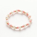 Dettaglio anello fatto a mano con perle d'acqua dolce, perline rosa e inserti dorati - Stile Perla con Perlina a Tubo Rosa (SL1298)