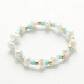 Dettaglio anello fatto a mano con perle d'acqua dolce e perline blu su sfondo bianco - Stile Perla con Perlina a Tubo Celeste (SL1299)