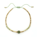 Detail van de handgeweven boheemse armband met groene stenen en gouden kralen - Goud-Grasgroen (XN227-g-grass)