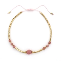 Detailweergave van handgemaakte boho vriendschapsarmband met toermalijn en gouden kralen - Goud-Roze (XN227-g-pink)