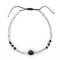 Detailopname van de handgevlochten armband met zilveren kralen en bruine edelsteen midden - Zilver-Zwart (XN227-s-black)