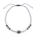 Detail van een bohemian handgemaakte kralenarmband met blauwe natuursteen en zilveren kralen - Zilver-Blauw (XN227-s-blue)