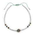 Detail van handgemaakte boho-armband met halfedelstenen en verstelbare schuifknoop - Zilver-Groen (XN227-s-green)