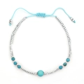 Detail van boho-armband met turquoise kralen, zilveren bedeltjes en blauw geweven koord - Zilver-Lichtblauw (XN227-s-lightblue)