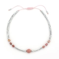Detail van bohemien geweven vriendschapsarmband met roze natuurstenen en verstelbaar koord - Zilver-Roze (XN227-s-pink)