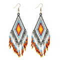 Handgefertigte Boho-Perlenohrringe mit orange-blauem geometrischem Rautenmuster und Fransen - Orange Rot Blau Schwarz Weiß Geometrischer Stil (QQ194)