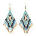 Handgefertigte Boho-Perlenohrringe mit blauen und weißen Rautenmustern und Fransen - Türkis Weiß Braun Gold Geometrischer Stil (QQ202)