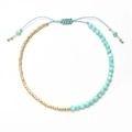Detalle de pulsera bohemia con piedras minerales azul claro y cuentas doradas - Estilo Azul Claro (XN278-lightblue)