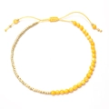 Detalle de la pulsera bohemia de cuentas amarillas con separadores dorados y cordón ajustable - Estilo Naranja (XN278-orange)