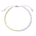 Detalle de pulsera boho de cuentas moradas con acentos dorados y cordón ajustable - Estilo Morado (XN278-purple)