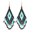Handgefertigte Boho Rauten-Ohrringe mit Quasten aus blauen und schwarzen Perlen auf Gold - Schwarz Hellblau Weiß Geometrischer Stil (QQ224)