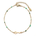 Detailaufnahme des goldenen Edelstahl-Armbands mit grünen Emaille-Perlen und Herzschlüssel - Frühlingsgrün