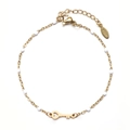 Detailansicht des goldenen Karabinerverschlusses und S.steel-Anhängers am Herzschlüssel-Armband - Reinweiß