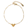 Dettaglio del bracciale in acciaio dorato con cuore, perline bianche e chiusura a moschettone - Bianco