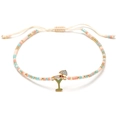 Detalle de pulsera de cuentas MIYUKI con dije de copa de cóctel y cordón ajustable - Rosa Turquesa Beige