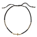 Detail van zwarte kralenarmband met gouden kruisbedel en verstelbaar schuifkoord - Zwart