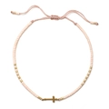 Pulsera bohemia de cuentas rosas con colgante de cruz dorada y cordón ajustable - Color Piel