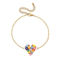 Bracelet cœur en perles colorées avec chaîne dorée et fermoir mousqueton sur fond blanc - Cœur Tissé Coloré