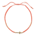 Verstelbare oranje kralenarmband met gouden kruisbedel en cilindervormige kralen detail - Oranje