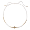 Pulsera tejida ajustable con cuentas blancas y colgante de cruz dorada en cordón blanco - Blanco