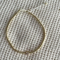 Bracelet minimaliste perles dorées avec pendentif cristal sur fond textile neutre - Micro-perles dorées avec pierre principale incrustée (XN438-2)