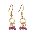 Orecchini a gancio dorati con anelli a bambù e perline in pietra rosa scuro - Perline Fucsia Rosa Scuro Irregolari (XN508-9)