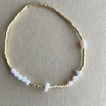 Bracelet élastique en perles dorées avec perles d'eau douce blanches et pierres - Style Décor Blanc Perles d'Or Columnaires (XN441-1)