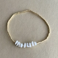 Bracelet élastique en perles dorées avec breloques en pierre naturelle sur soie champagne - Style Irrégulier Blanc Micro Perles Rondes en Or (XN441-2)