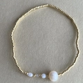 Bracelet élastique en perles dorées avec perles d'eau douce et design minimaliste - Style Or Perle d'Eau Douce Cristal Clair (XN441-3)