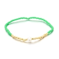 Pulsera elástica estilo bohemio con cuentas verdes y una perla blanca central - Verde Hierba