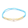 Pulsera elástica bohemia de cuentas azul cielo con perla blanca ovalada central - Azul claro
