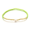 Pulsera elástica de cuentas verde lima con perla blanca y detalles dorados - Verde oliva