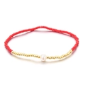 Pulsera elástica minimalista de cuentas rojas con perla blanca y detalles dorados - Rojo