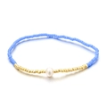 Pulsera elástica minimalista de cuentas azul cielo con toques dorados y perla blanca - Azul cielo